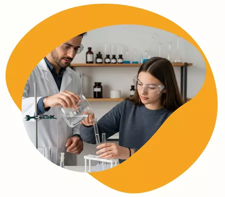 Professeure qui accompagne son élève durant un cours à domicile de physique-chimie à Nîmes