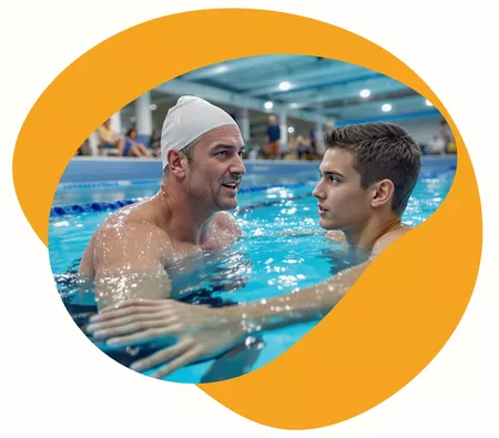 Professeure qui accompagne son élève durant un cours à domicile de natation
